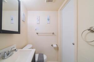 Cozy Basement - Steps to Longwood and MassArt - 3Min Walk to T