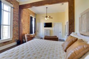 Shop, Dine and Unwind at Historic Dtwn Marshall Apt
