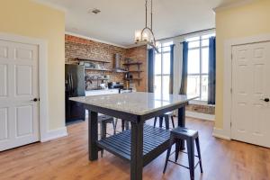 Shop, Dine and Unwind at Historic Dtwn Marshall Apt