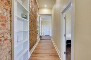 Shop, Dine and Unwind at Historic Dtwn Marshall Apt