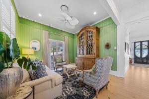 Dalpura House - Luxe Queenslander, Island Style