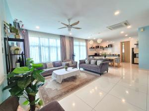 FERRINGHI RESORT 5-BEDROOM with POOL, BBQ SET, WiFi, Netflix & WALK to BEACH