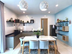 FERRINGHI RESORT 5-BEDROOM with POOL, BBQ SET, WiFi, Netflix & WALK to BEACH