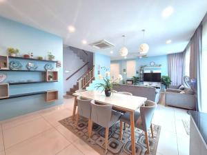 FERRINGHI RESORT 5-BEDROOM with POOL, BBQ SET, WiFi, Netflix & WALK to BEACH