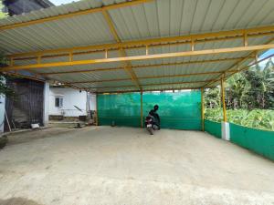 Minimalistic white stay