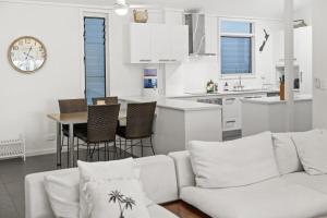 Top-Floor Ocean Views, BBQ, Walk to Snapper Rocks