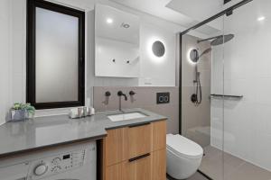 New Farm Apartment with Balcony City Views