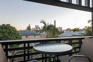 New Farm Apartment with Balcony City Views