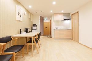 Direct train access to 道頓堀 黒門市場 USJ Kyoto Temmabashi Blue Sky Guesthouse