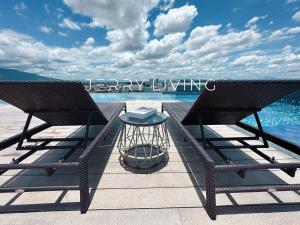 Infinity pool and stunning views of Chiang Mai 010N60