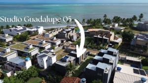 MHV Milagres - Studio Guadalupe 05, quarto e sala privativo a poucos metros da Praia do Marceneiro