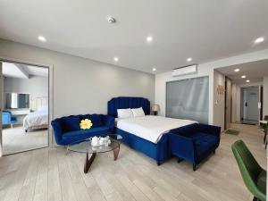 Two connecting studios with ocean view at center