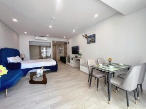 Two connecting studios with ocean view at center