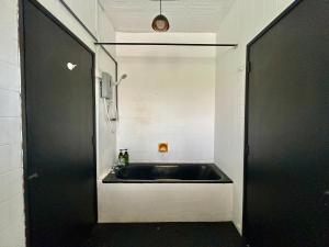 Cozy Super King Bed with Balcony SharedBungalow PJ