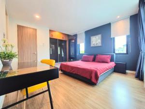 FERRINGHI RESORT 5-BEDROOM with POOL, BBQ SET, WiFi, Netflix & WALK to BEACH