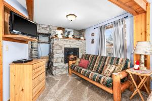 The Inn On Gitche Gumee - The Loons Nest Room