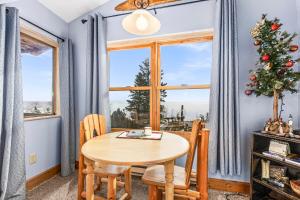 The Inn On Gitche Gumee - The Loons Nest Room