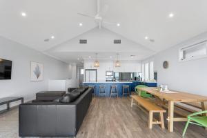 Surfs up at The point - Ocean Parade Middleton - No Linen Included