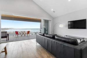 Surfs up at The point - Ocean Parade Middleton - No Linen Included