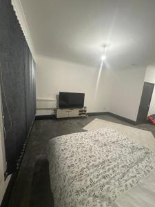 Huddersfield 1 Bedroom Apartment & Opposite Train Station & City Centre