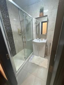 Huddersfield 1 Bedroom Apartment & Opposite Train Station & City Centre