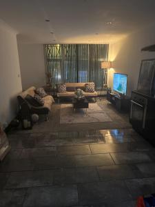 Huddersfield 1 Bedroom Apartment & Opposite Train Station & City Centre