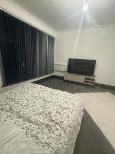 Huddersfield 1 Bedroom Apartment & Opposite Train Station & City Centre