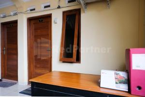 Mas Klimis Guesthouse Pakuwon Mall Mitra RedDoorz