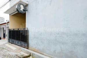 Mas Klimis Guesthouse Pakuwon Mall Mitra RedDoorz