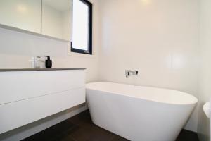 Grosvenor House 2BR and 2 Bath with Free Parking