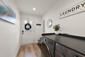 Modern and Cozy! Fire Pit, Lake, Mammoth Cave