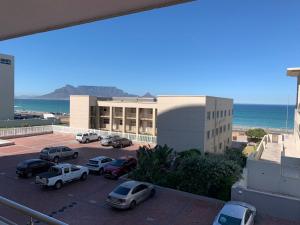 Spacious 3Bed 2bath sleep 8 Beachfront Apartment with Table Mountain and Ocean view