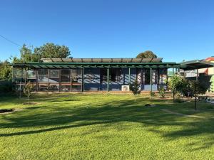 Jerilderie BNB-Pets-2BR House-86"TV