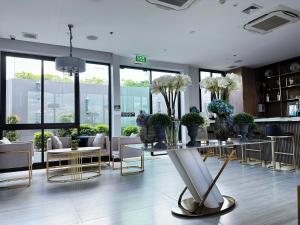 Sky River room with sunset glow of Suthep Mountain 102N37