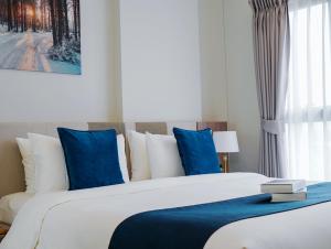 Sky River room with sunset glow of Suthep Mountain 102N37