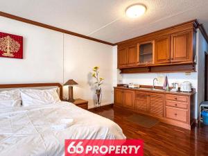 Apartment with Balcony and Views Walk Maya Nimman