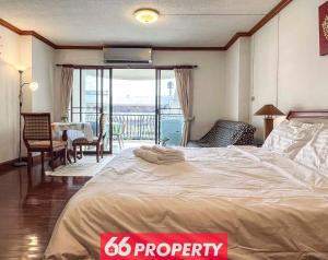 Apartment with Balcony and Views Walk Maya Nimman