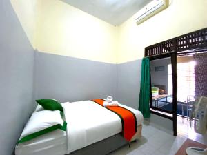 Homestay Syariah Dekat UII Kolam Renang Pribadi By Simply Homy