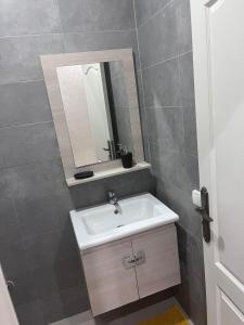 Nice apartment with terrace overlooking pool