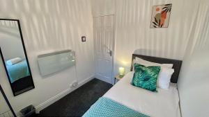 Large Contractor House - 6 Bedrooms - 10 BEDS - Free Private Parking