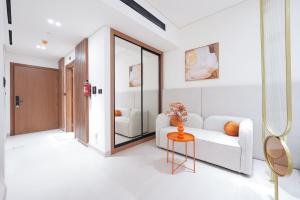 Designer Studio Retreat with Jacuzzi & Canal Views