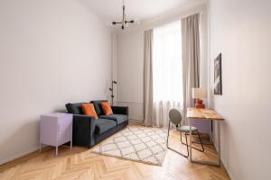 SAUNA - 3 Separate BRs - Foosball - Old Town Apartment - By Innorental