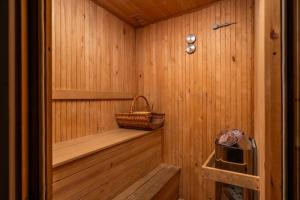 SAUNA - 3 Separate BRs - Foosball - Old Town Apartment - By Innorental