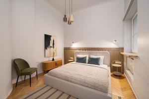 SAUNA - 3 Separate BRs - Foosball - Old Town Apartment - By Innorental