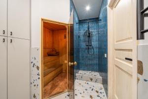 SAUNA - 3 Separate BRs - Foosball - Old Town Apartment - By Innorental