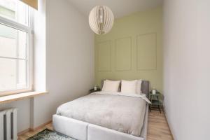 SAUNA - 3 Separate BRs - Foosball - Old Town Apartment - By Innorental