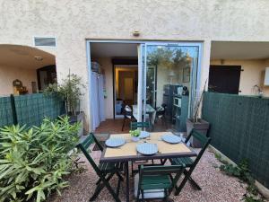 Studio rez de jardin,climatisation, proche de la mer, parking..