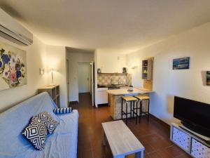 Studio rez de jardin,climatisation, proche de la mer, parking..