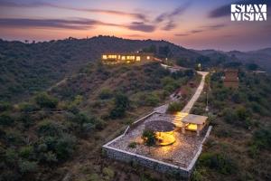 StayVista at Nilaya In The Hills with Lake View, Pool