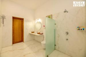 StayVista at Nilaya In The Hills with Lake View, Pool